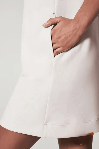 Mouwloze mini jurk met hoge hals en elegante stijl