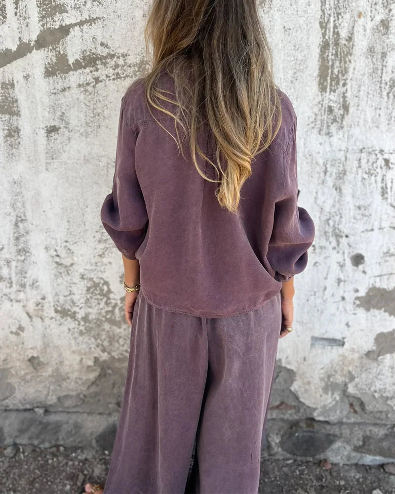 Lichte dames set met losvallend overhemd met knopen en wijde broek voor dagelijks gebruik