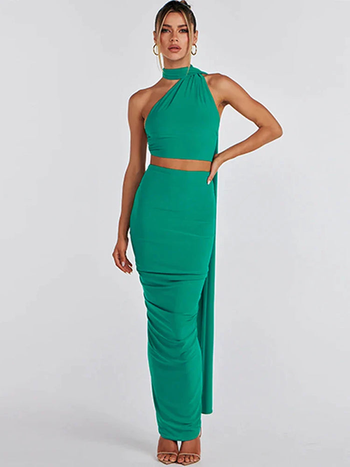 Luxe set met haltertop en asymmetrische maxi rok voor een elegante uitstraling