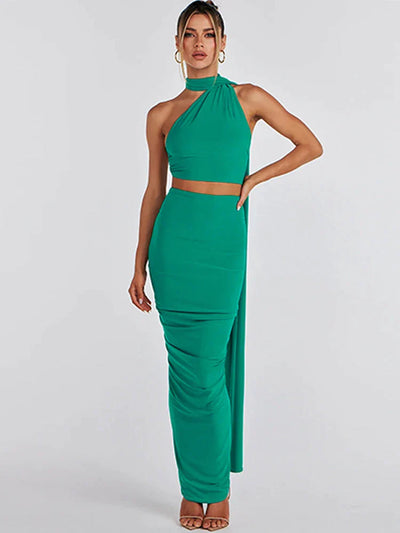 Luxe set met haltertop en asymmetrische maxi rok voor een elegante uitstraling