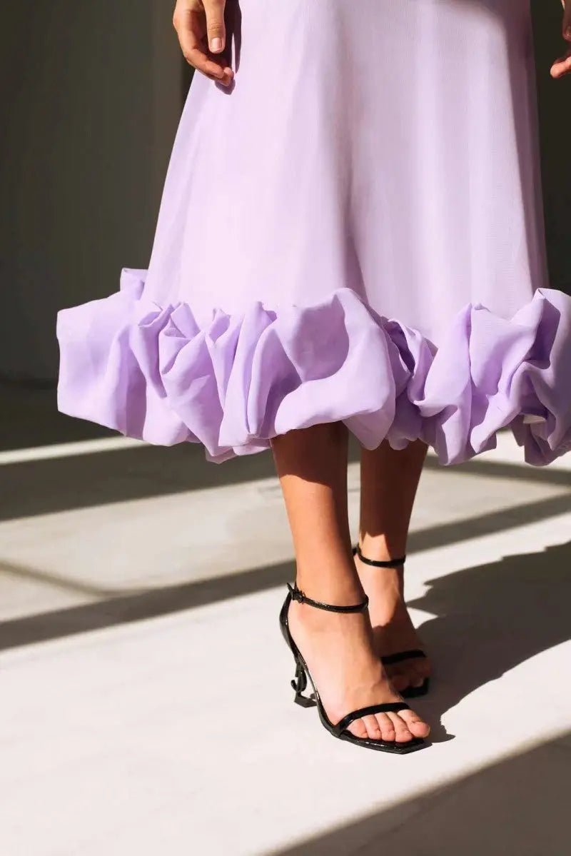 Elegante midi jurk met dunne bandjes en ruches aan de zoom
