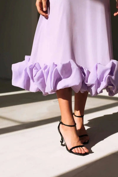 Elegante midi jurk met dunne bandjes en ruches aan de zoom