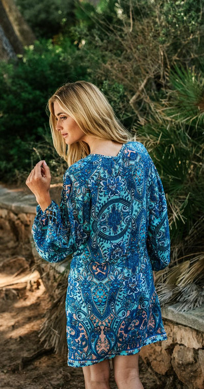 Korte tuniek met print lange wijde mouwen en een open halsdetail voor een boho uitstraling