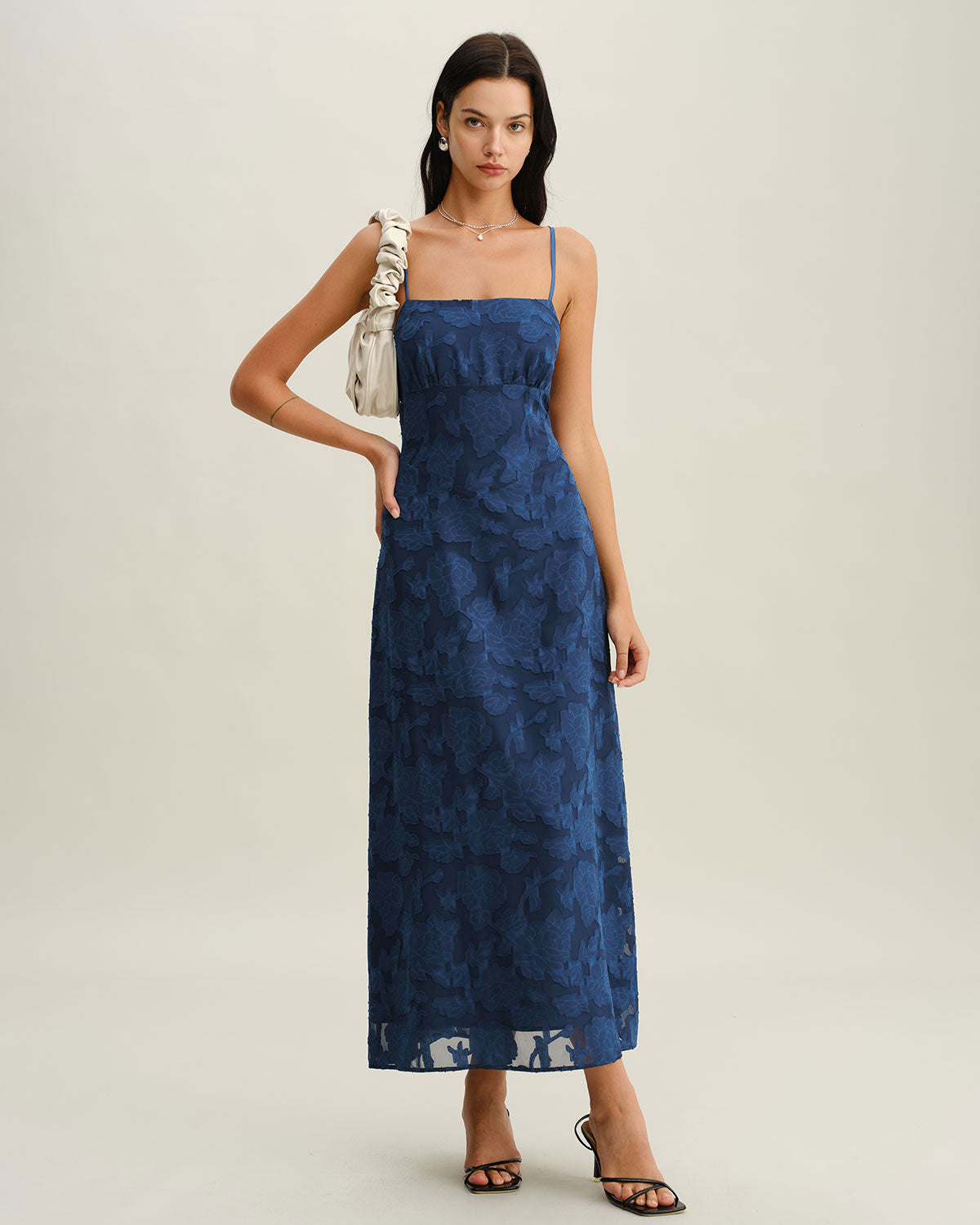 Maxi jurk met spaghettibandjes en elegante slip stijl
