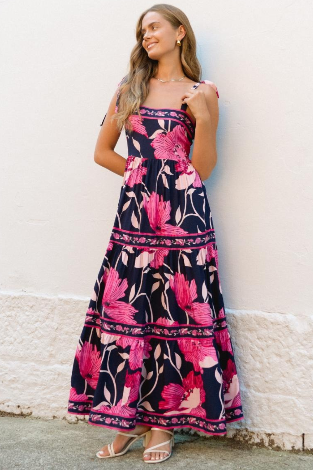 Maxi zomerjurk met bloemenprint en strikbandjes voor een stijlvolle look