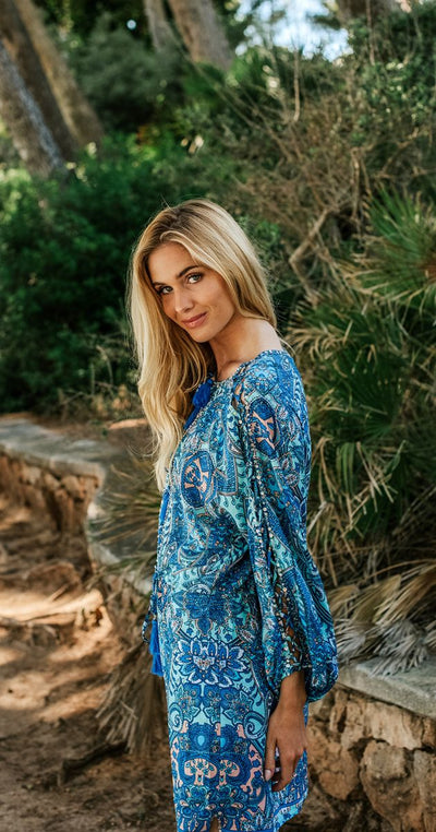 Korte tuniek met print lange wijde mouwen en een open halsdetail voor een boho uitstraling