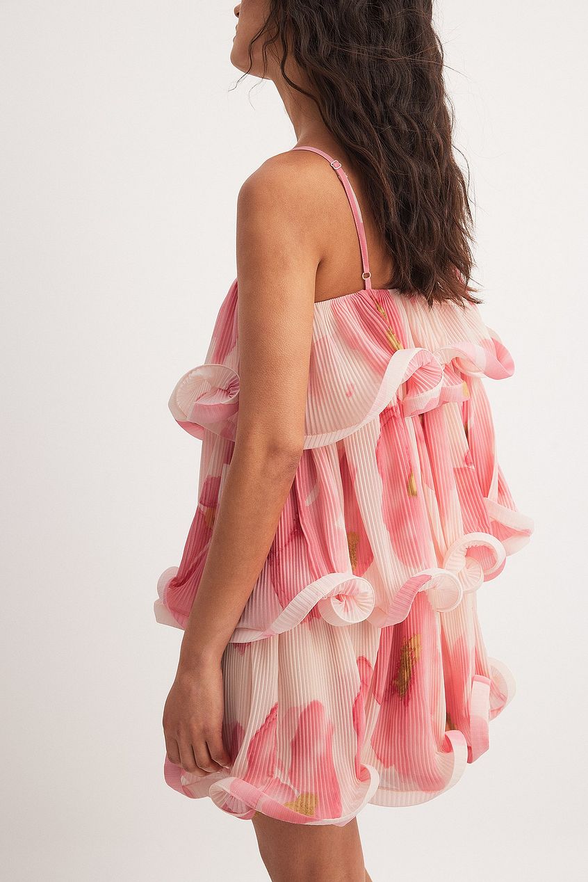 Korte damesjurk met print en volantdetails op smalle bandjes