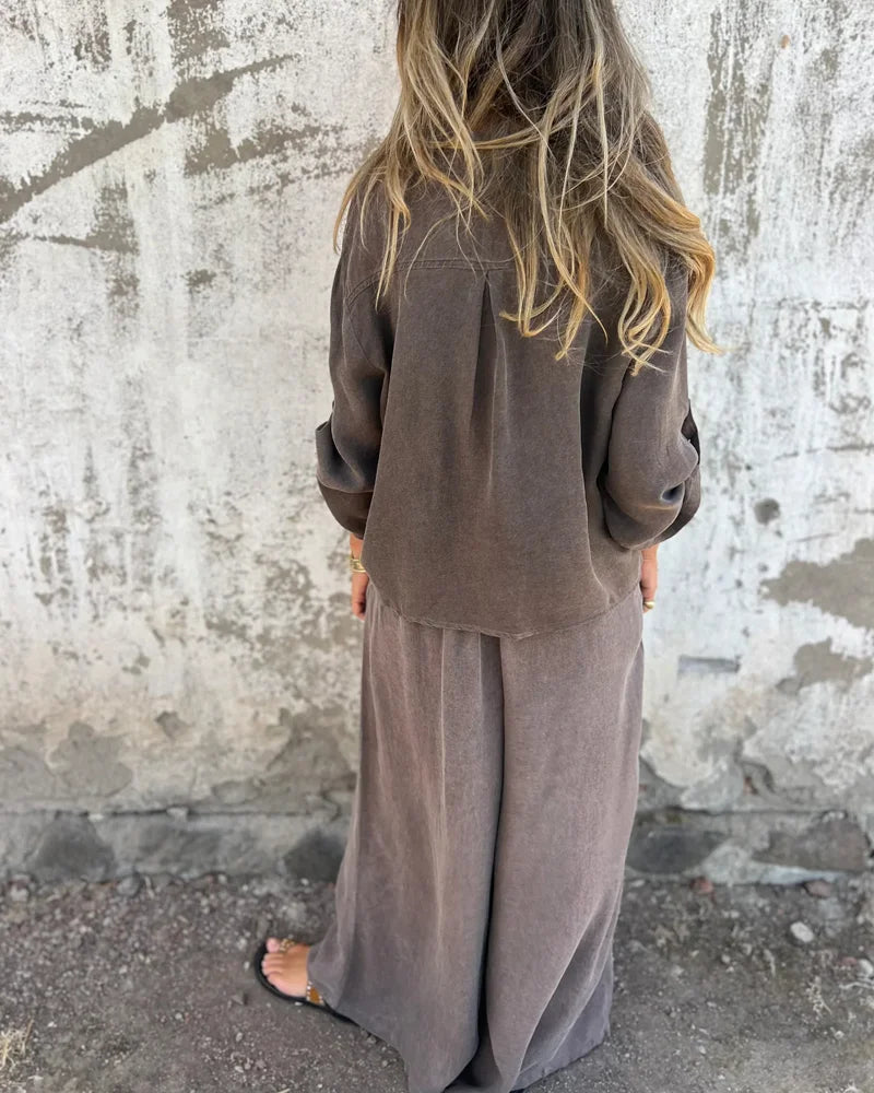 Lichte dames set met losvallend overhemd met knopen en wijde broek voor dagelijks gebruik