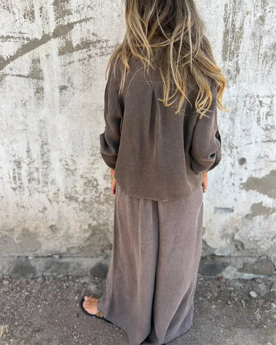 Lichte dames set met losvallend overhemd met knopen en wijde broek voor dagelijks gebruik