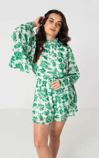 Stijlvolle korte jumpsuit met lange wijde mouwen en open rug