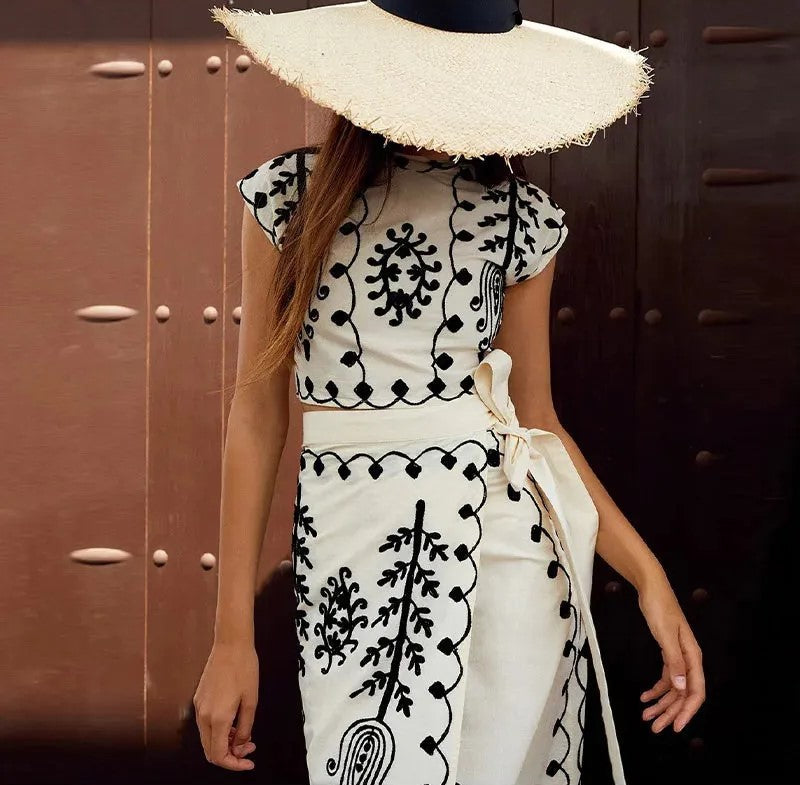 Tweedelige set met mouwloze top en zwierige rok met print