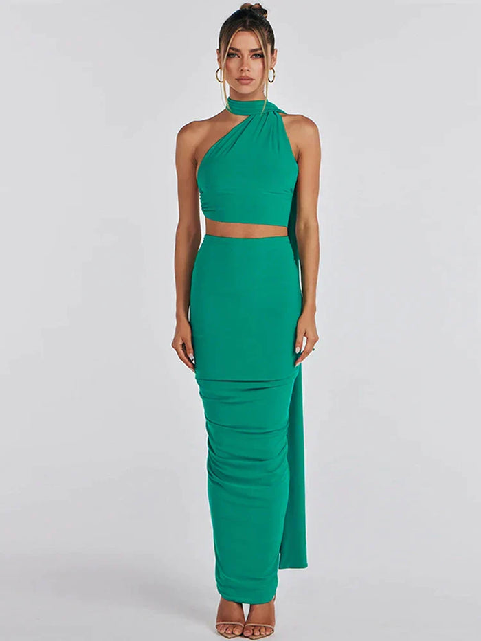 Luxe set met haltertop en asymmetrische maxi rok voor een elegante uitstraling