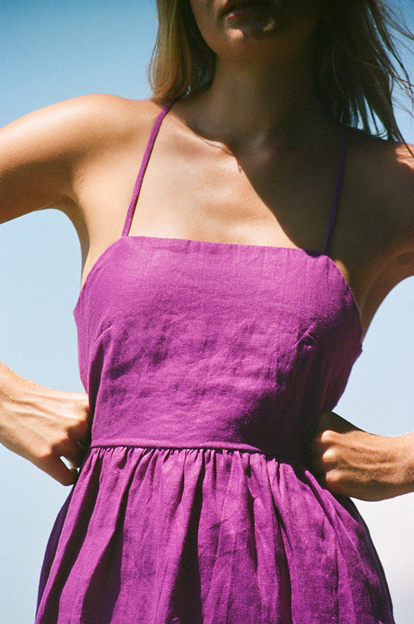 Delicate zomer midi jurk met dunne spaghettibandjes