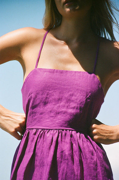 Delicate zomer midi jurk met dunne spaghettibandjes