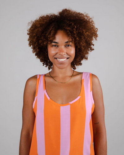 Lange jurk met knopen en contrasterende vlakken voor een moderne look