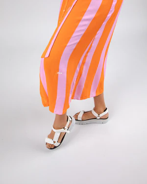 Lange jurk met knopen en contrasterende vlakken voor een moderne look