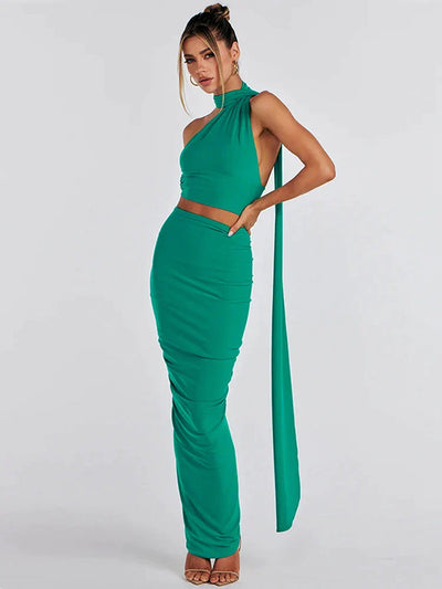 Luxe set met haltertop en asymmetrische maxi rok voor een elegante uitstraling