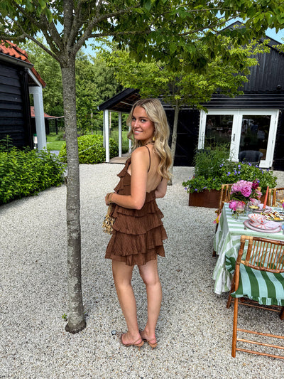 Zomerse mini jurk met ruches en asymmetrische schouderband