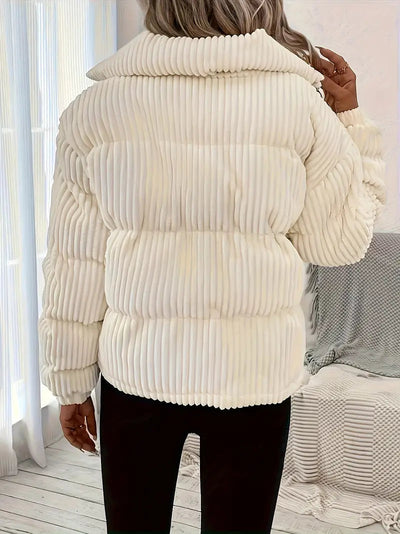 Korte damesjas met hoge kraag warme en nonchalant stijl perfect voor koude dagen