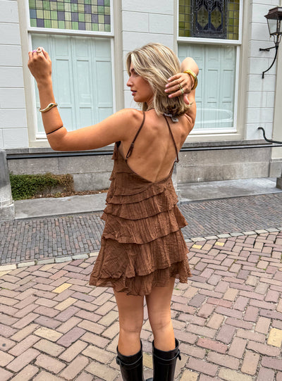 Zomerse mini jurk met ruches en asymmetrische schouderband