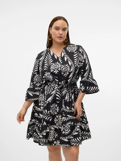 Casual korte jurk met geometrisch patroon en V-hals