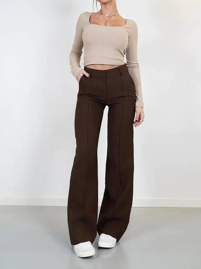 Modieuze dames broek met uitlopende pijpen en eigentijds ontwerp
