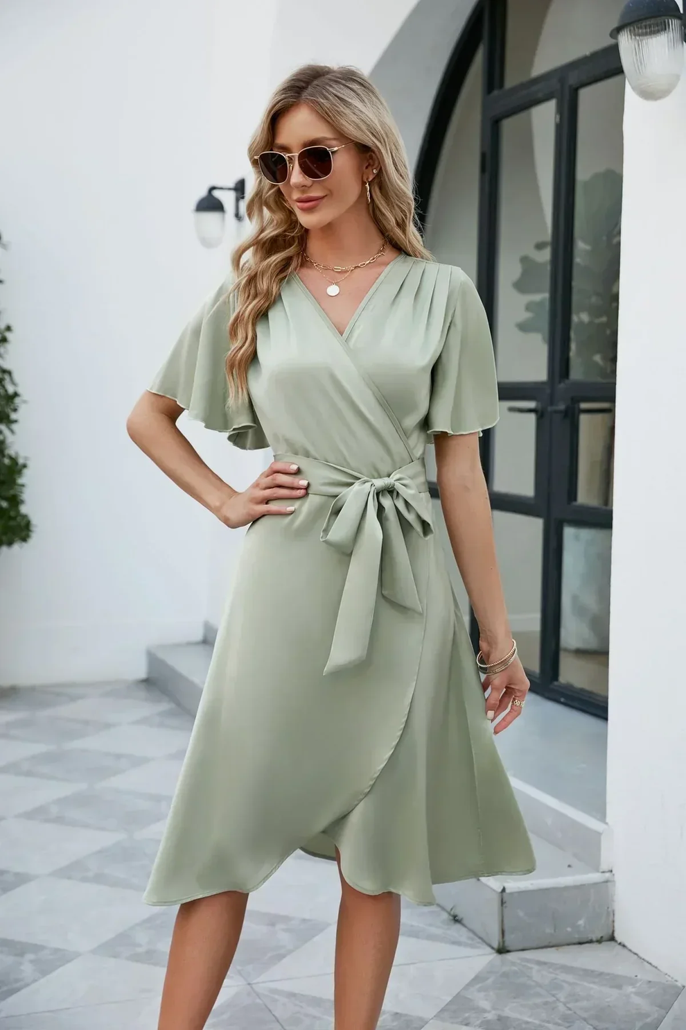 Elegante korte damesjurk met wikkelmodel en striksluiting