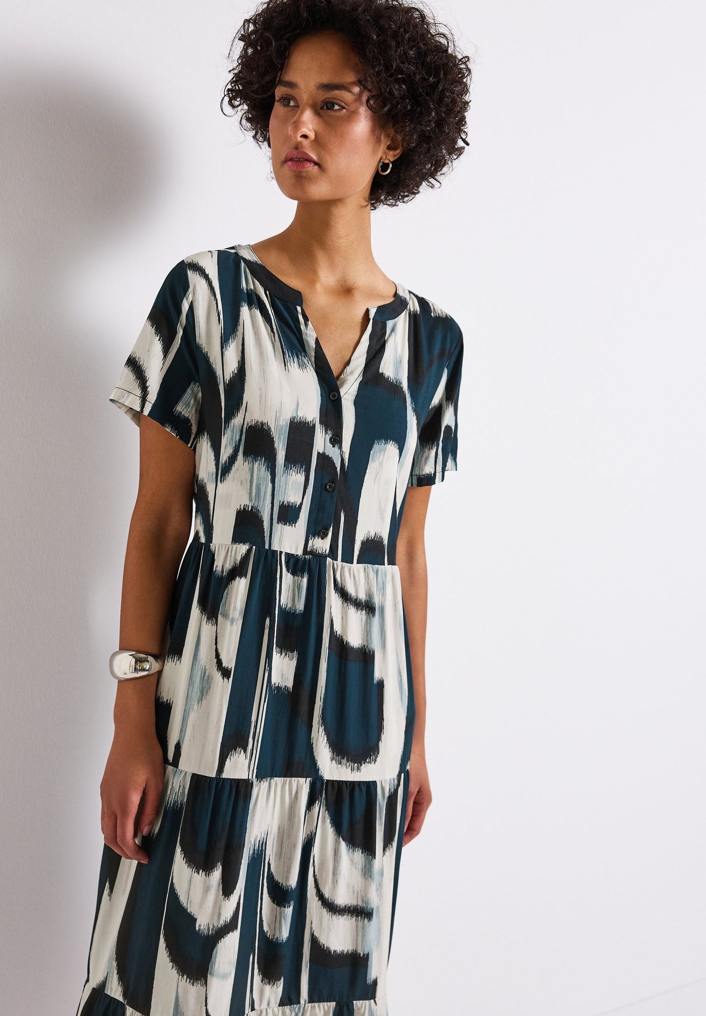 Korte mouw midi jurk met grafisch dessin en knoopdetail voor stijlvolle look