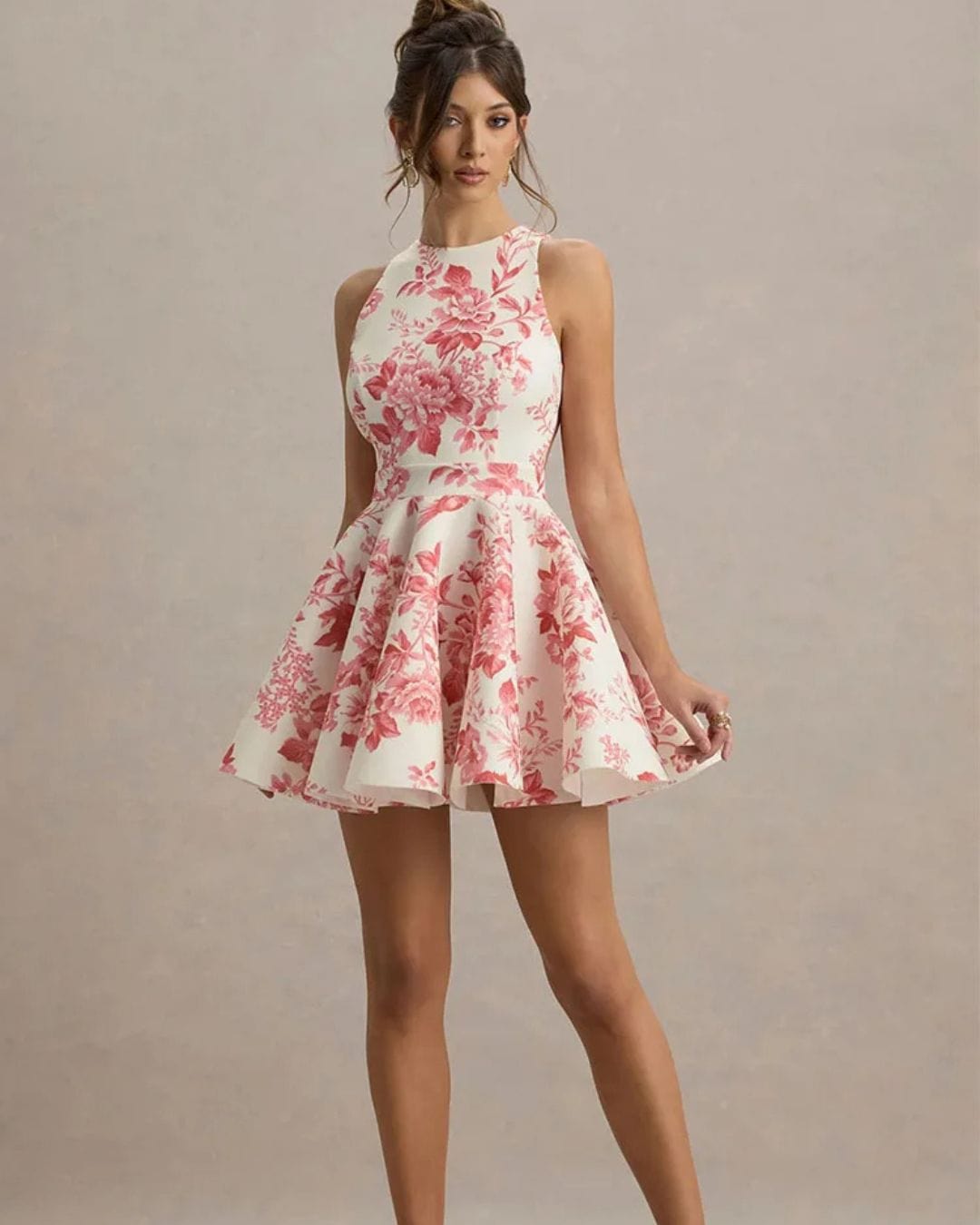 Elegante korte jurk met open rug en strikdetail achteraan