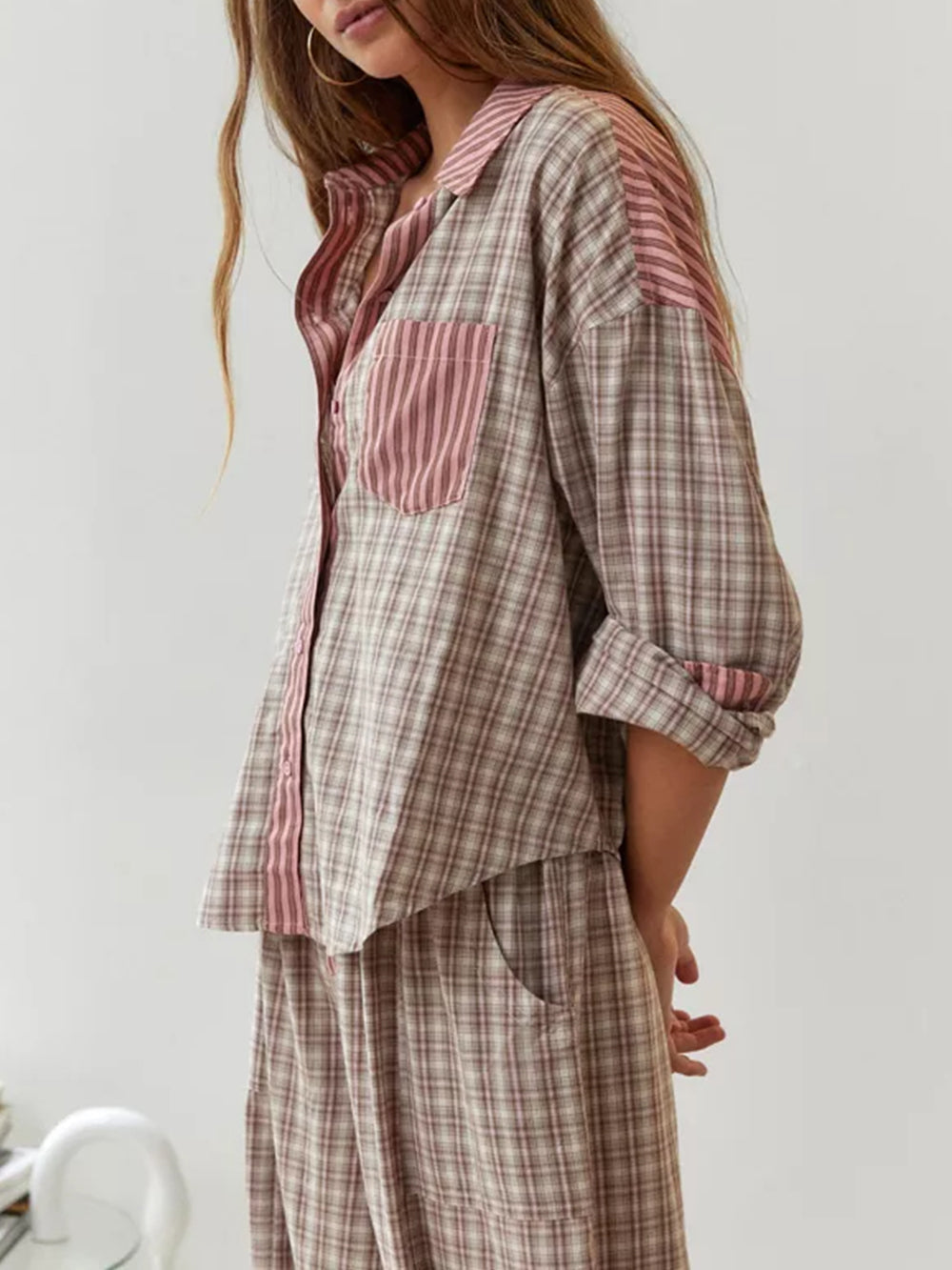 Los damespyjamaset met doorknoopshirt en wijde broek