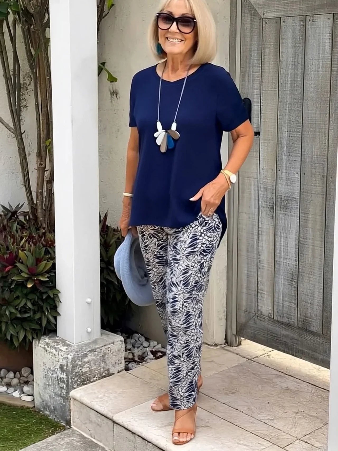 Vrouwenset met korte mouwen blouse en broek met print in zomerse stijl