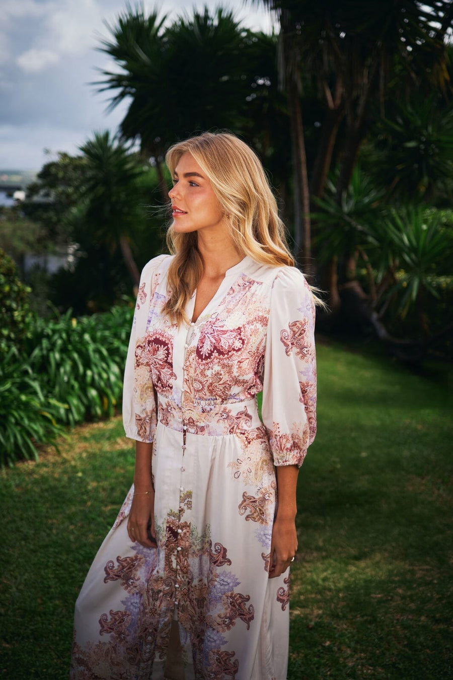 Elegante maxi jurk met knopen en driekwart mouwen
