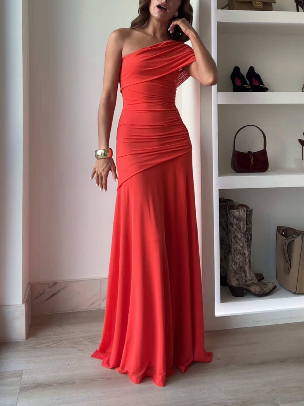Lange elegante jurk met open schouders en geplooid ontwerp ideaal voor feest en gelegenheid