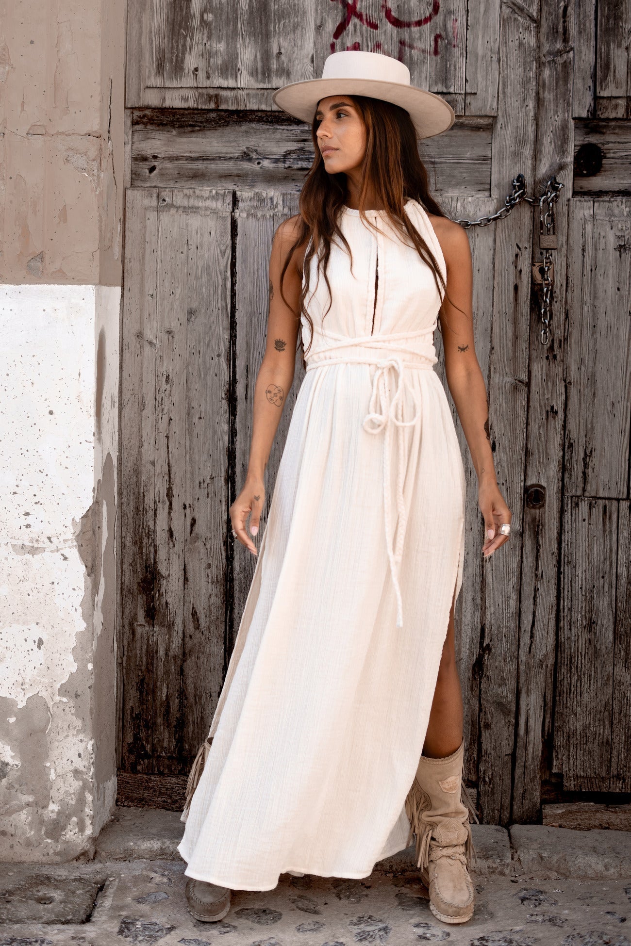 Elegante maxi jurk met open achterkant en sierlinten in bohemien stijl