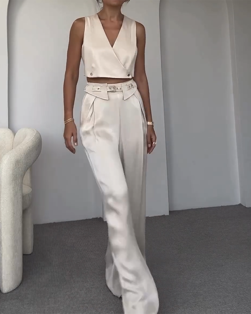 Stijlvolle dames set met V-hals top en rechte broek met riem