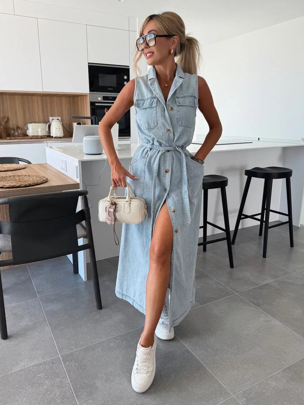 Mouwloze maxi jurk met knopen in moderne stijlvolle uitvoering voor dames