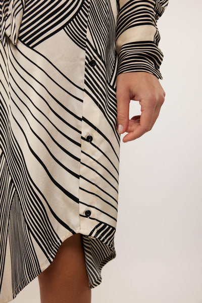 Modieuze en elegante midi jurk met lange mouwen en grafisch patroon