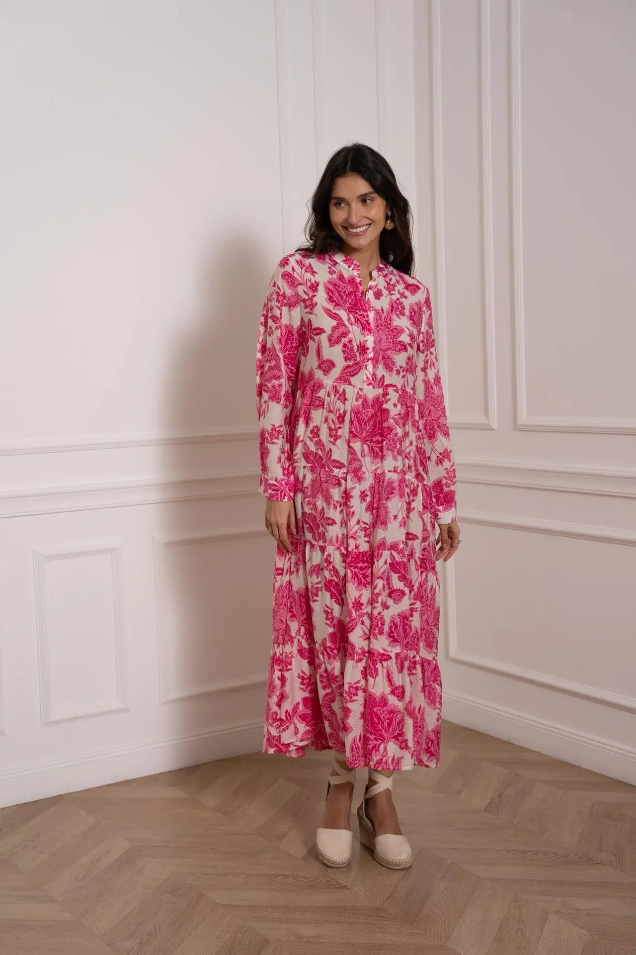 Lange damesjurk met print en lange mouwen voor een elegante uitstraling
