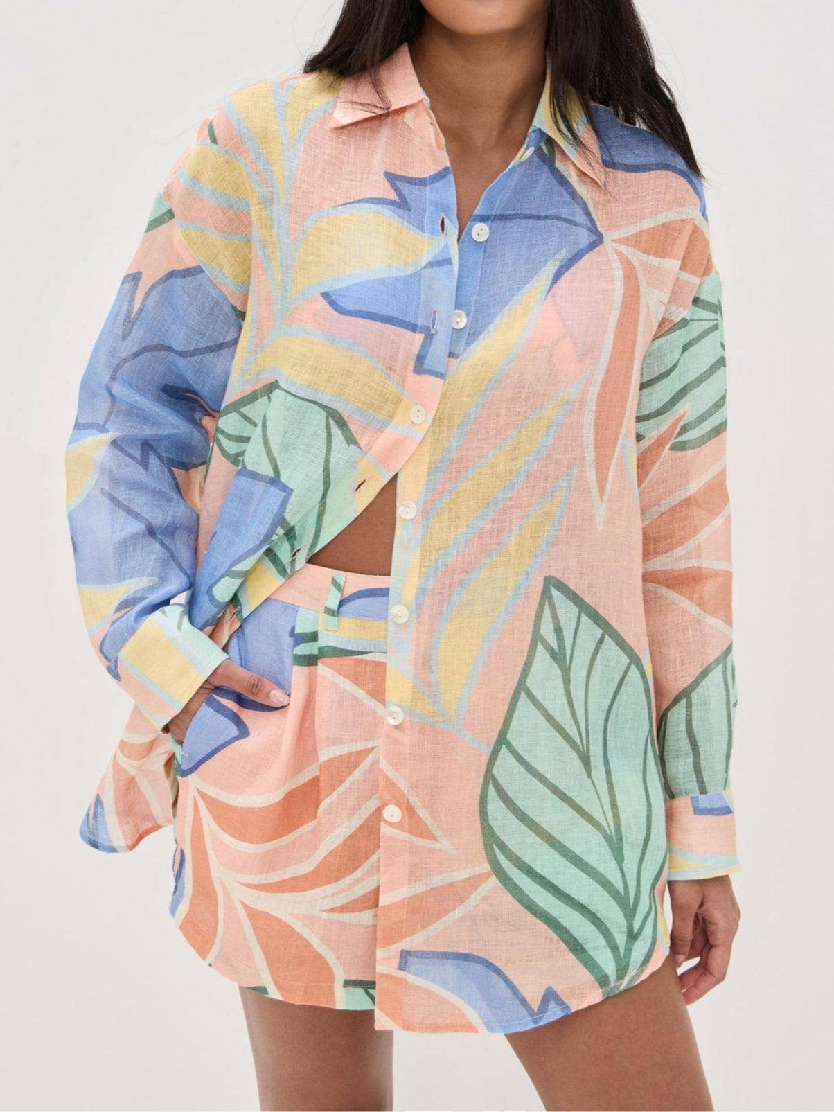Zomerset voor dames met korte broek en blouse met tropische bladerenprint