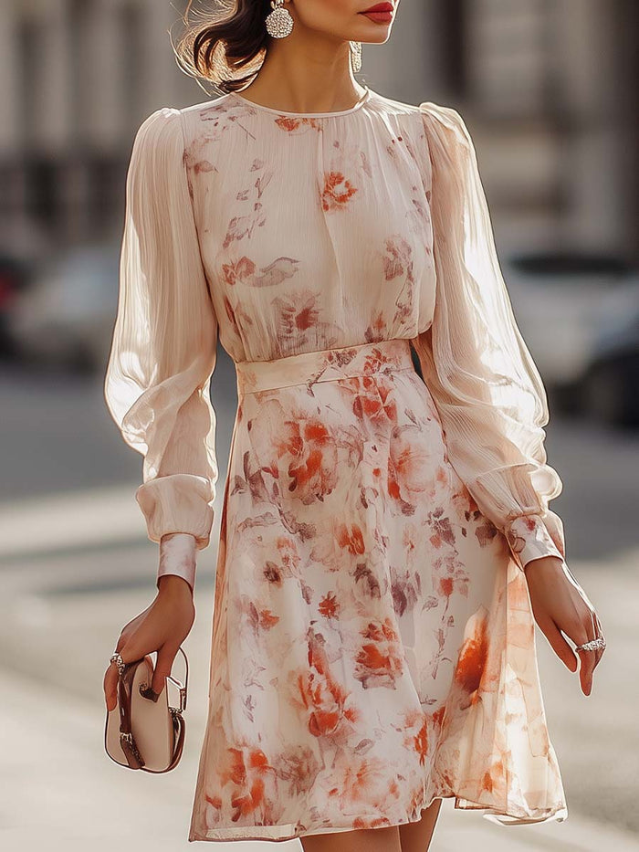 Korte damesjurk met bloemenmotief en lange mouwen voor een luchtige look