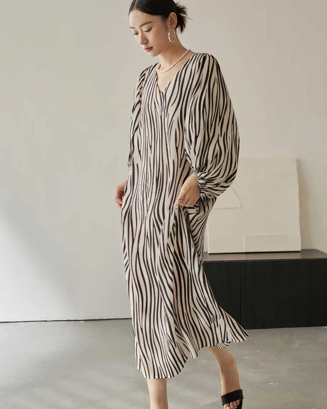 Lange jurk met losse pasvorm en speelse zebra look