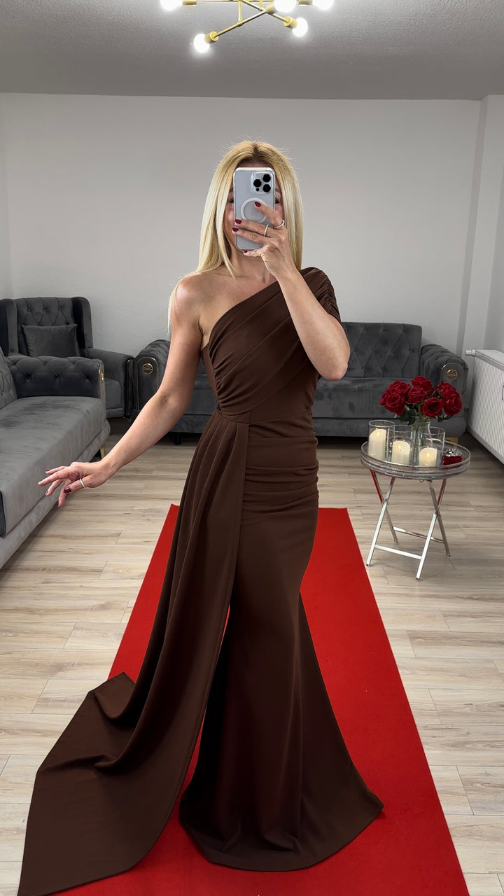 Elegante damesjurk met asymmetrische schouder en vloeiende sleep in maxi lengte