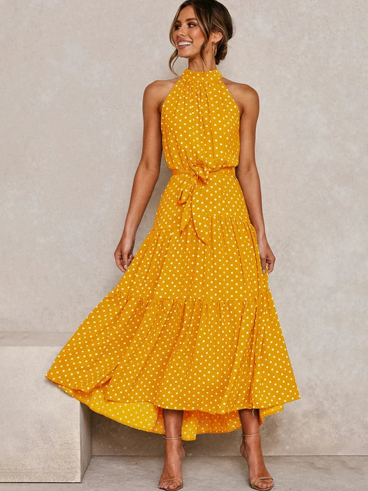 Stijlvolle zomer maxi jurk met stippenprint en halterstijl
