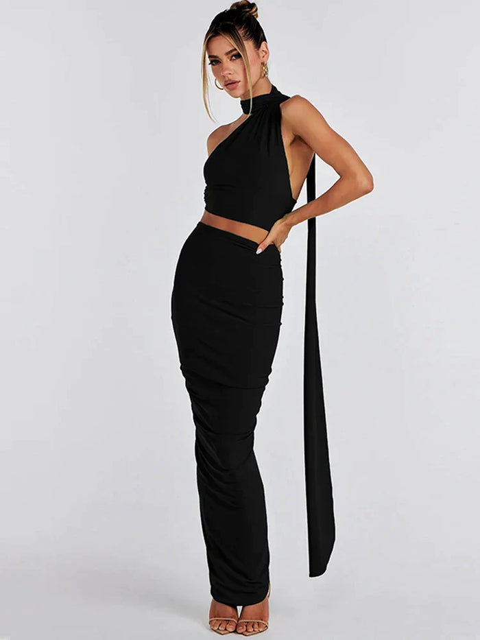 Luxe set met haltertop en asymmetrische maxi rok voor een elegante uitstraling
