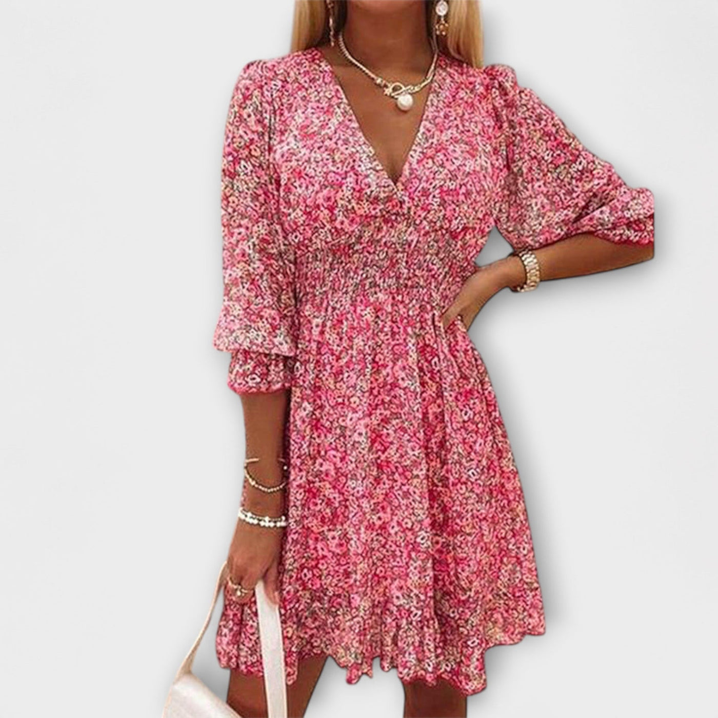 Gebloemde damesjurk met pofmouwen voor een romantische en speelse zomerse look