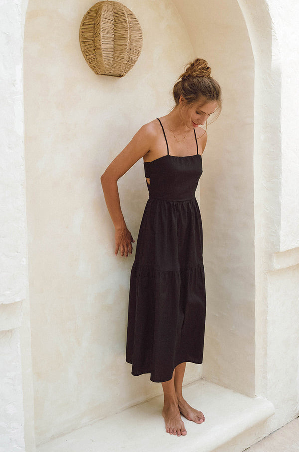 Delicate zomer midi jurk met dunne spaghettibandjes