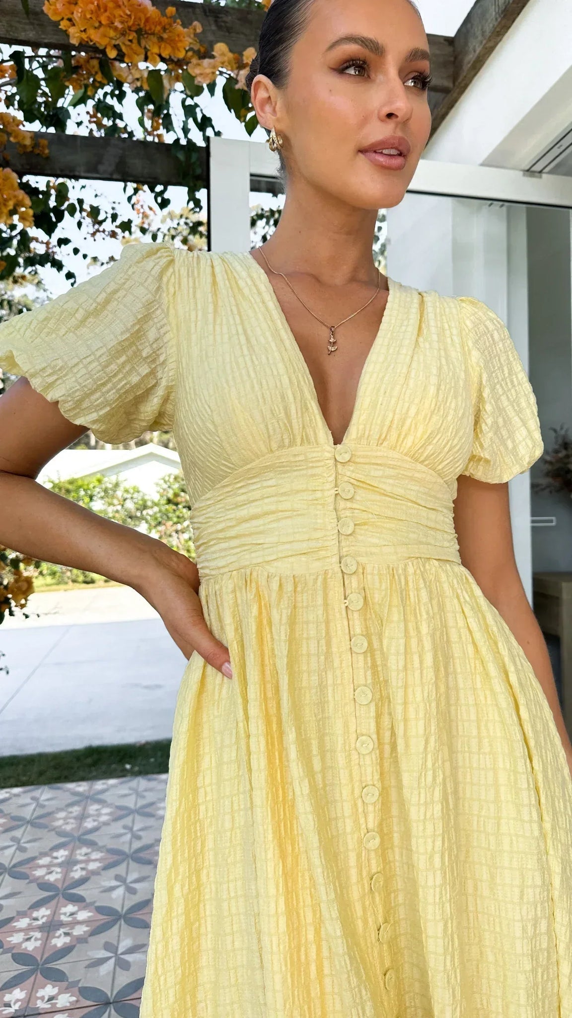 Zomerse maxi jurk met knopen en korte pofmouwen