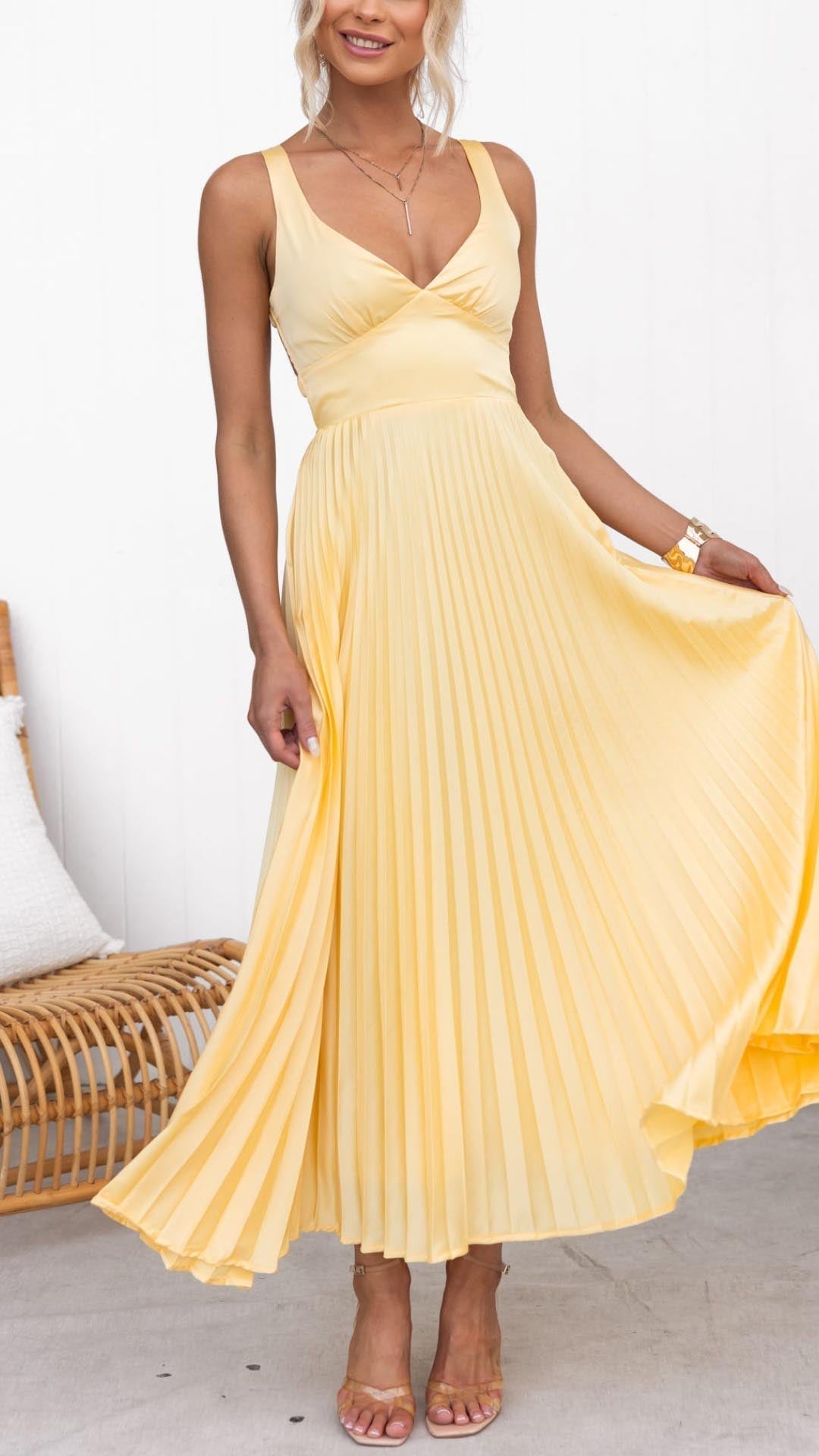 Elegante avondjurk in maxi lengte met open rug en sierlijke plooien in de rok