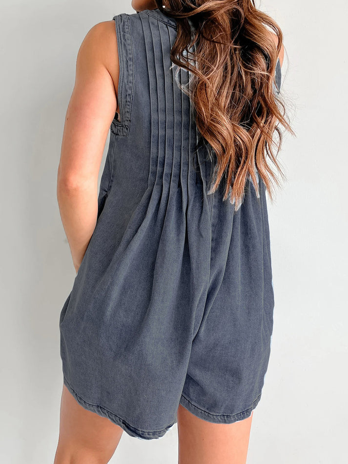 Korte romper met v hals strikje en speelse stijl