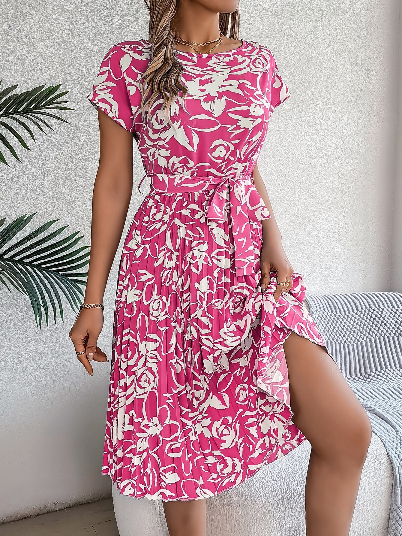 Elegante jurk met bloemenprint strikdetail en geplooide rok